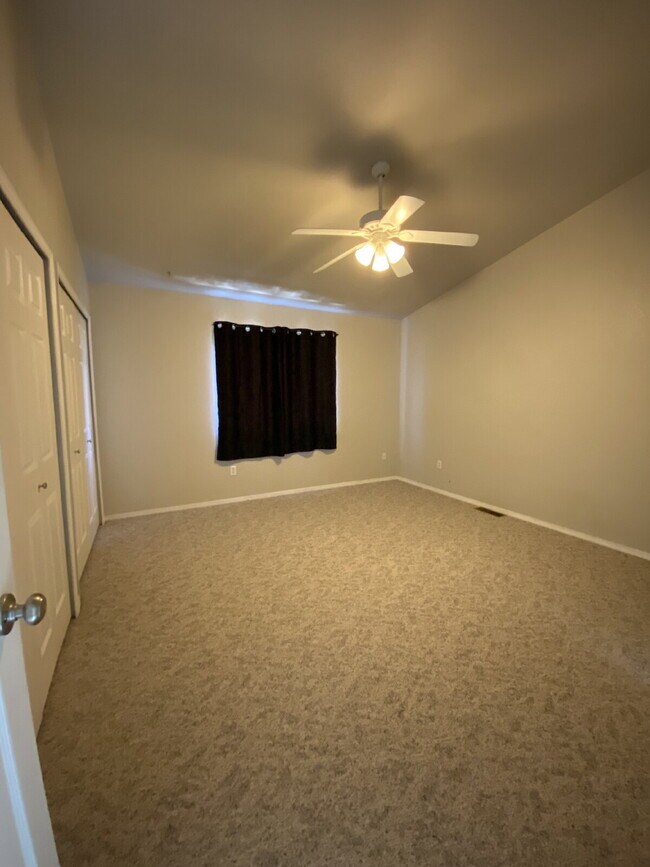Building Photo - 3 bedroom townhouse westside - Mesa Valley