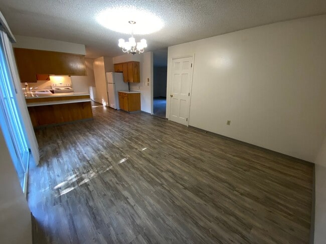 Building Photo - Spacious 3 Bedroom 1.5 Bath Duplex