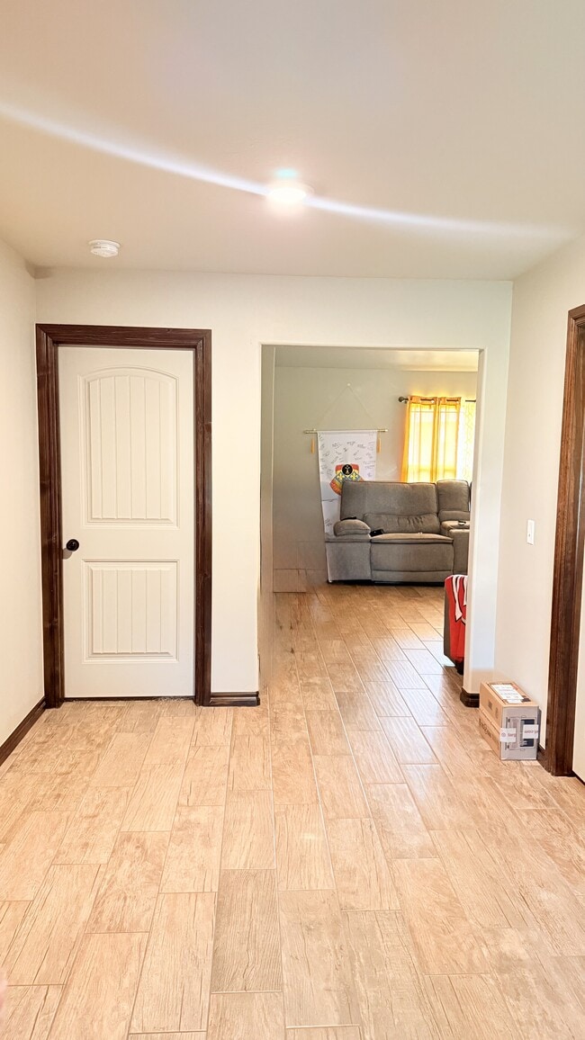 Building Photo - 28 NE Summerwood Dr