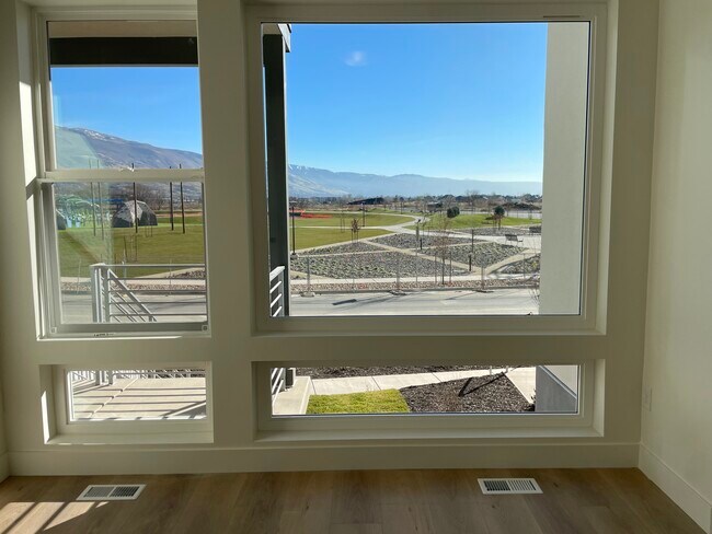 Building Photo - 1474 W Cook Ln