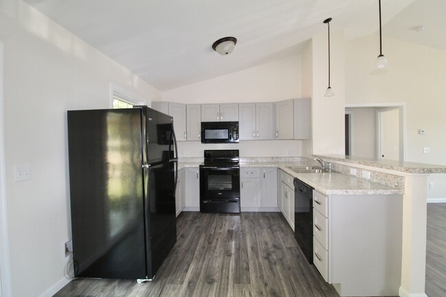 Building Photo - Newer Home for Rent in Brentwood Subdivision!