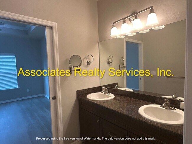 Building Photo - Sublease!   Lovely End Unit in Villas of West End LOOK!