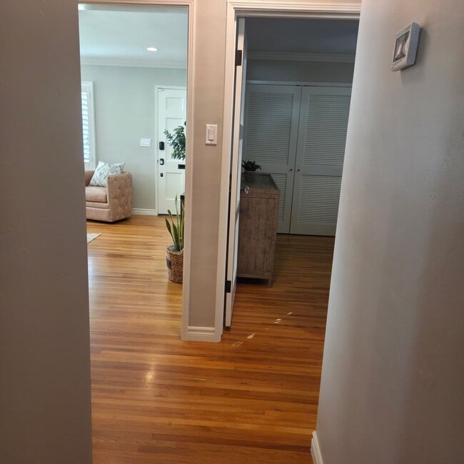 Building Photo - 1121 N Cambridge Ave