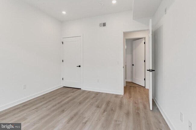 Building Photo - 2046 E Lehigh Ave