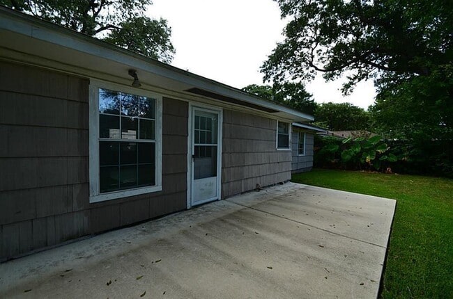Building Photo - 5121 Maple St