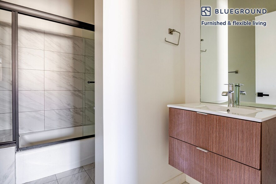 Building Photo - 654 N Virgil Ave