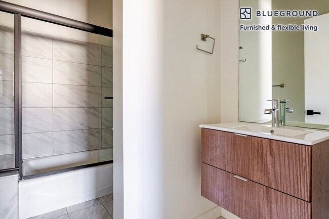 Building Photo - 654 N Virgil Ave