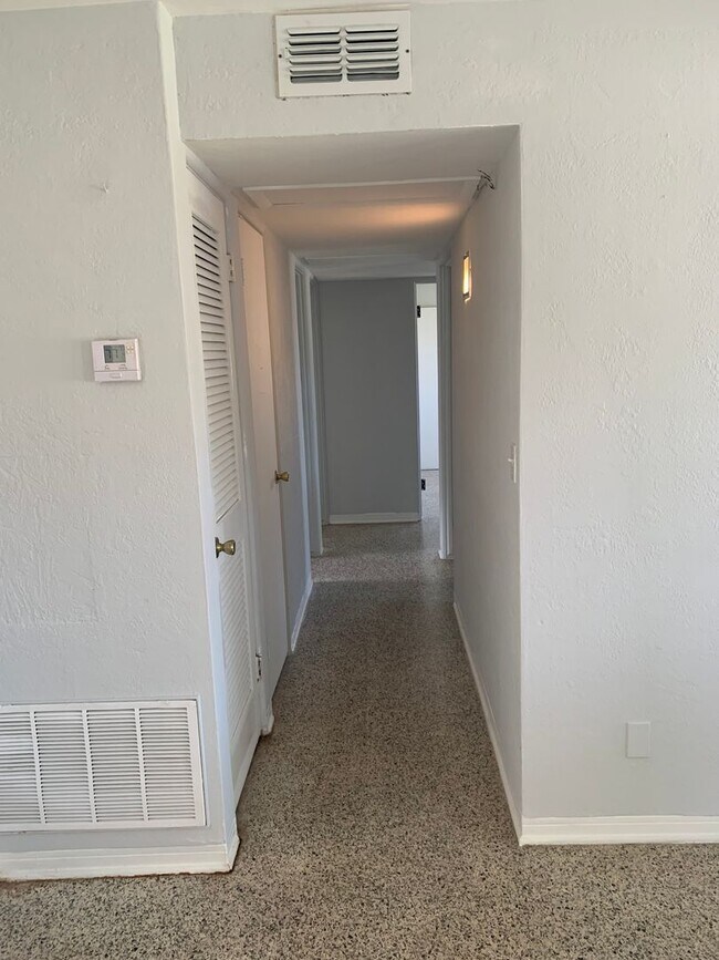 Building Photo - 1703 Edgewater Dr