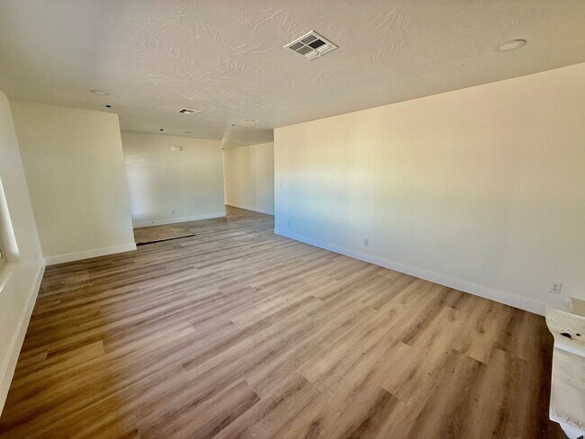 Building Photo - Beautifully Remodeled Three Bedroom Home on 2 Acres with Horse Privileges in Hurricane