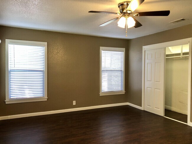 Building Photo - 3128 Lyle Ave