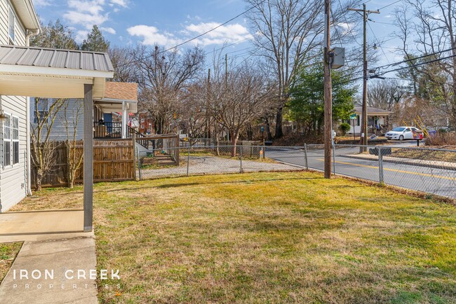 Building Photo - Charming 2-Bedroom Duplex in East Asheville