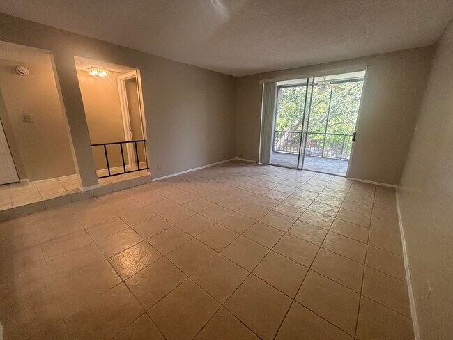 Building Photo - 3720 Inverrary Dr