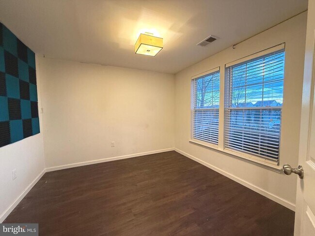 Building Photo - 60 Deerbrook Dr