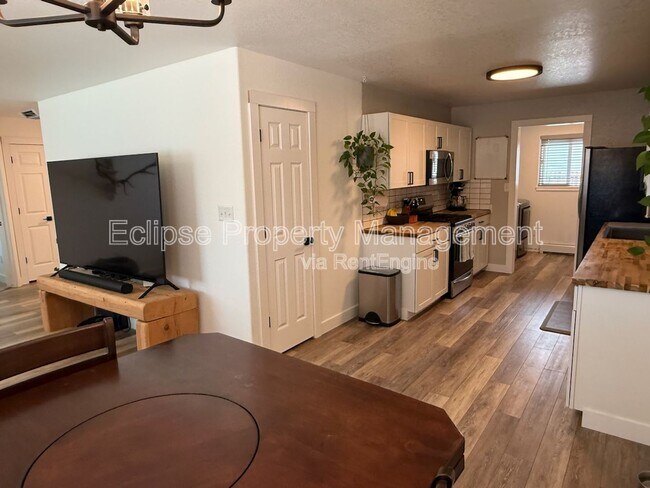 Building Photo - 464 Tara Dr