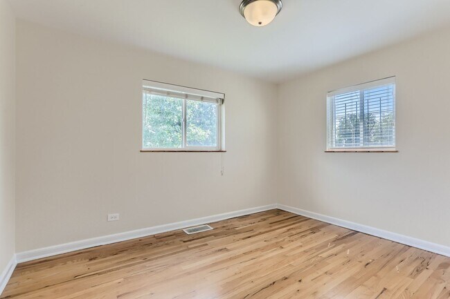 Building Photo - Amazing 4BR, 2BTH in Denver!