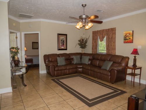 Building Photo - 617 E School St