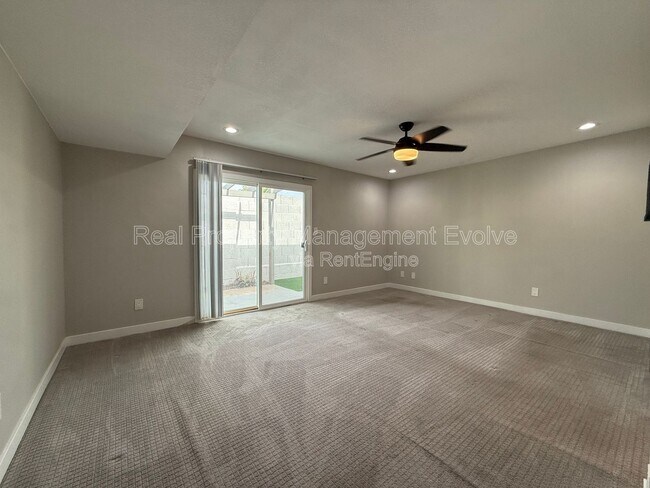 Building Photo - 606 E Royal Palm Square N