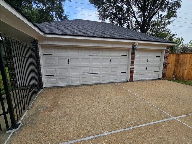 Building Photo - 15015 Dawnbrook Dr