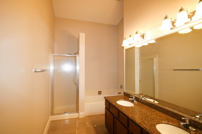 Building Photo - 648 W Parkside Dr