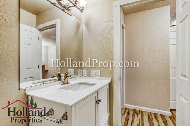 Building Photo - Beautifully Remodeled Beaverton Townhouse!
