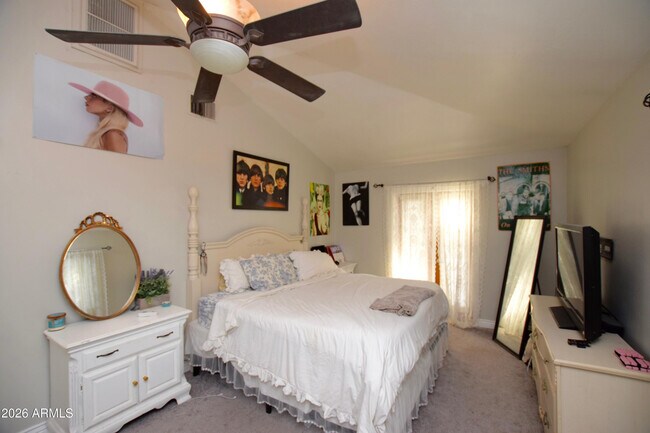 Building Photo - 946 E Denton Ln