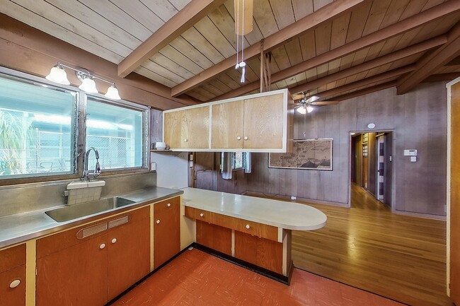 Building Photo - 2 Bed 1 Bath 1 Parking Apartment. 1 Year Lease.