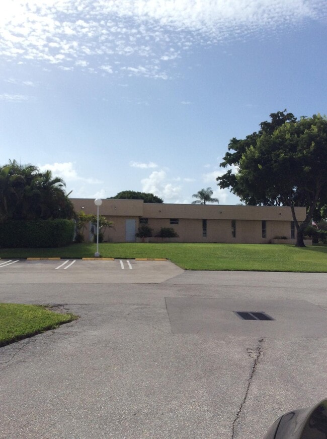 Building Photo - 470 Executive Center Dr