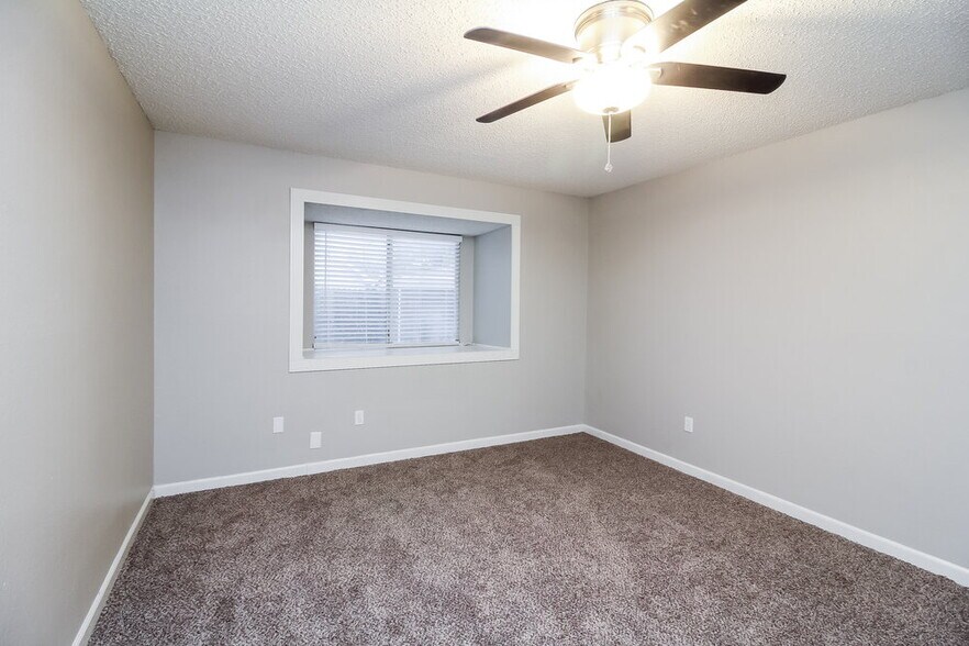 Building Photo - 8440 Auburn Dr