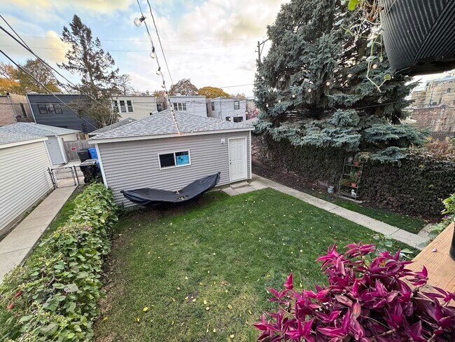 Building Photo - 2251 W Giddings St