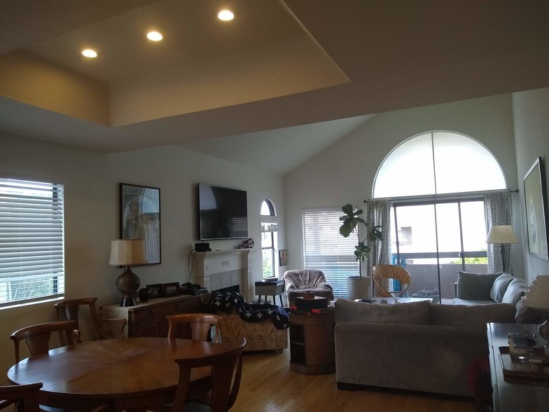 living room with vaulted high ceiling - 14572 Dickens St
