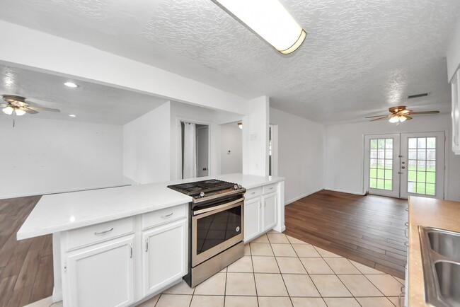 Building Photo - 7414 Battlewood Dr