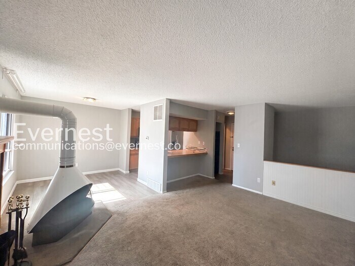 Building Photo - 935 Saturn Dr