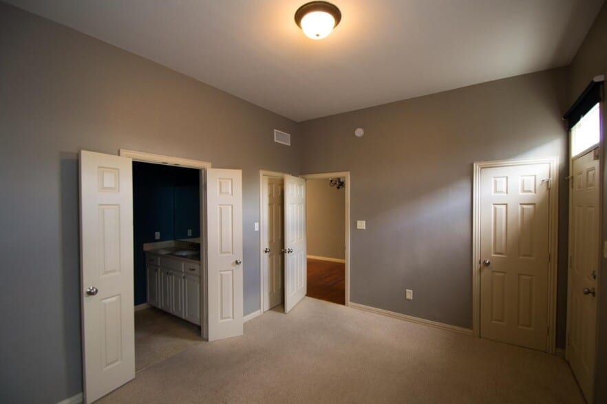 Bedroom - 1818 N Fitzhugh Ave