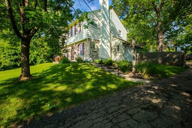 Building Photo - OPEN HOUSE 9/13 11AM-1PM  Beautiful 3-Bedr...