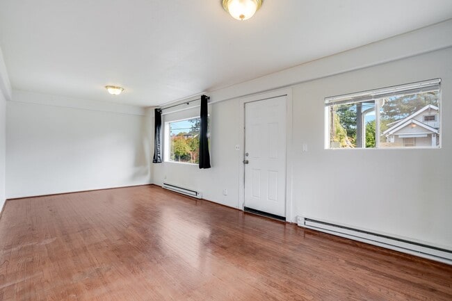 Building Photo - -- PRICE REDUCED -- 4 Bed, 2 Bath Rental H...