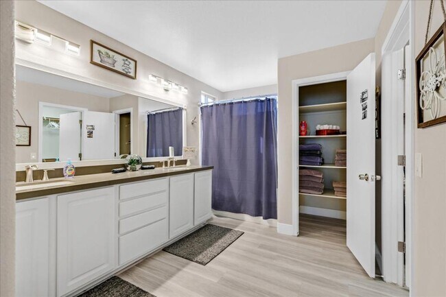 Building Photo - 2735 Peekskill Ave