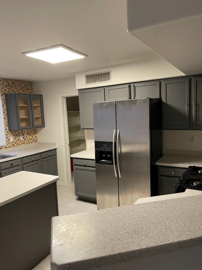 Building Photo - 3 Bed/2.5 Bath 2-Level Home with Loaded Kitchen! Washer/Dryer! Big backyard!