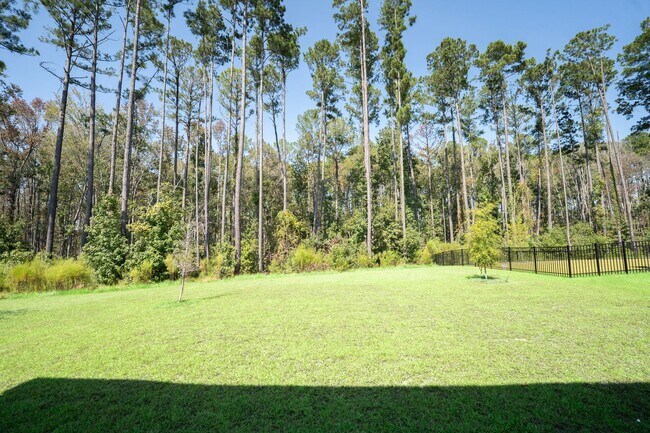 Building Photo - AVAILABLE NOW!