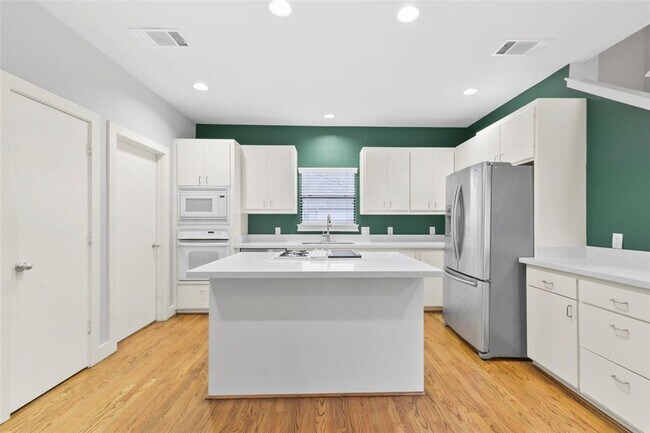 Building Photo - 1604 Reinerman St