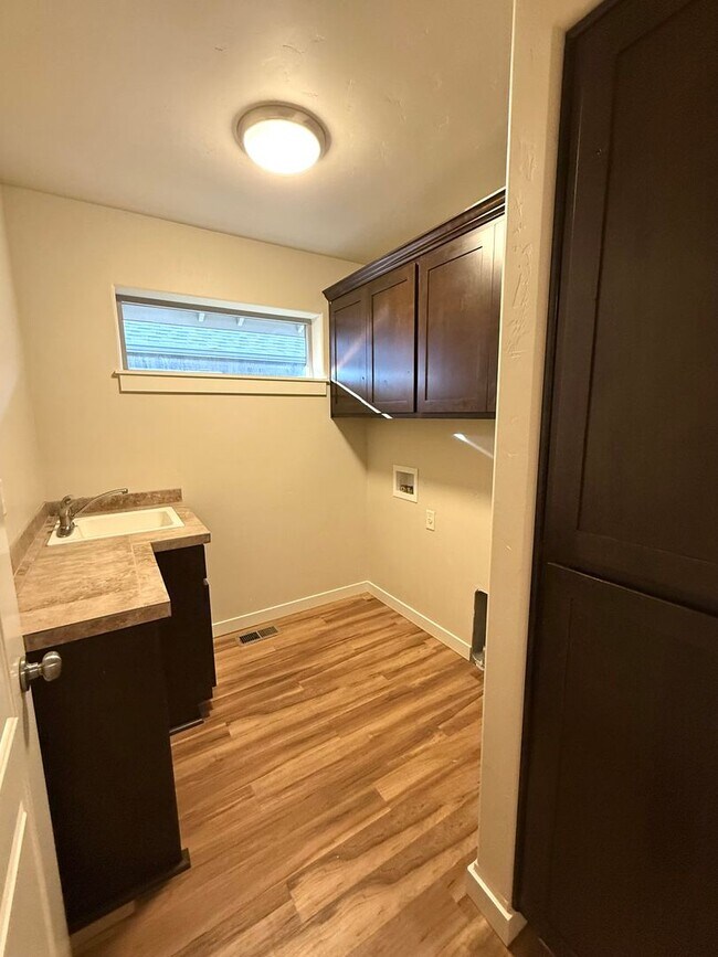 Building Photo - 4 Bedroom Home: Fenced Backyard & Great Location!