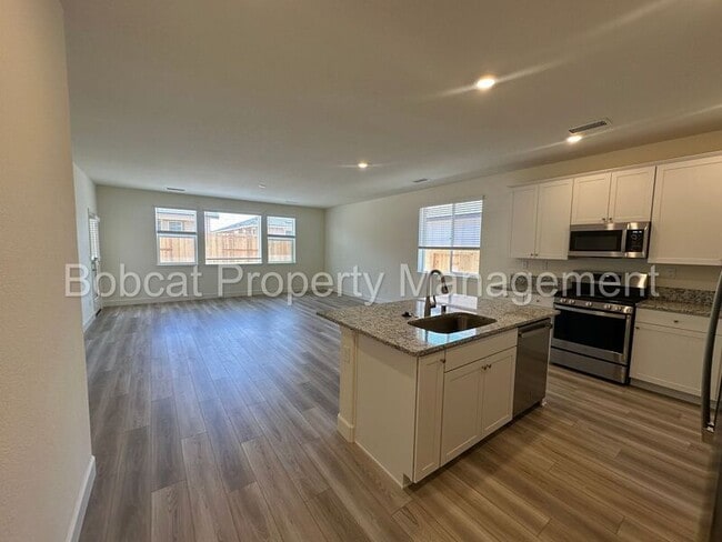 Building Photo - 925 Nelle Dr