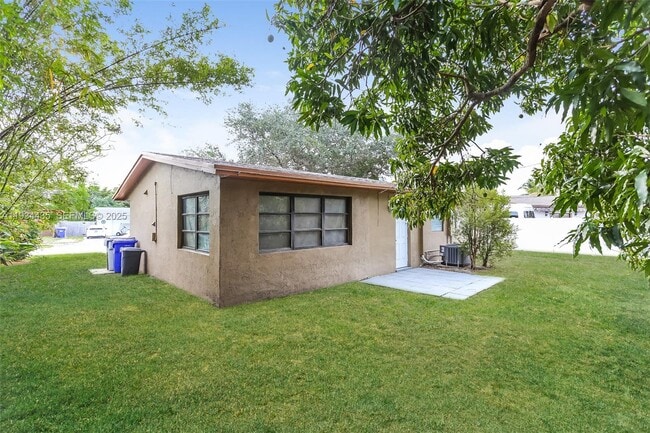 Building Photo - 2411 NE 10th Ave