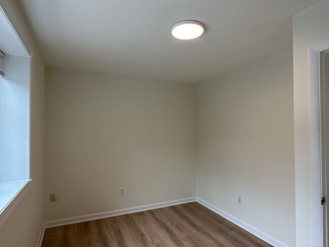 Building Photo - Large, updated 2 bedroom near the Green Li...