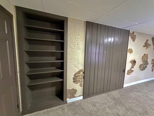 Building Photo - 415 S James St