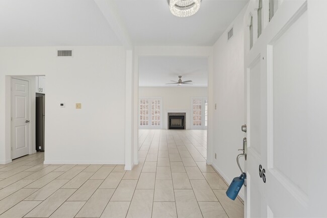 Building Photo - 600 Wilcrest Dr