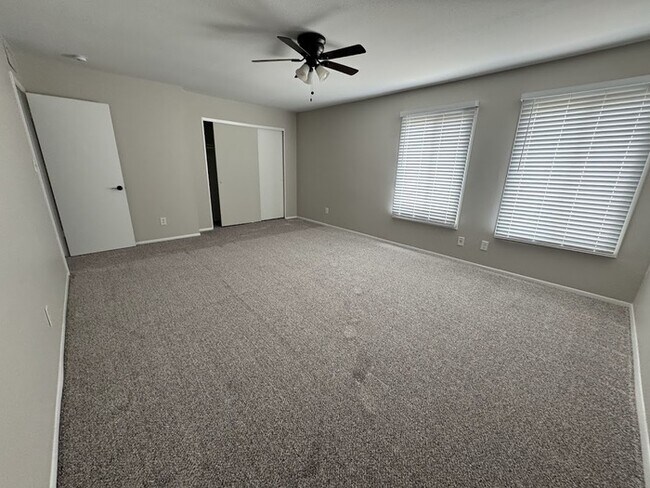 Building Photo - 6621 S La Rosa Dr