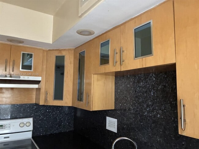 Building Photo - 1000 West Ave