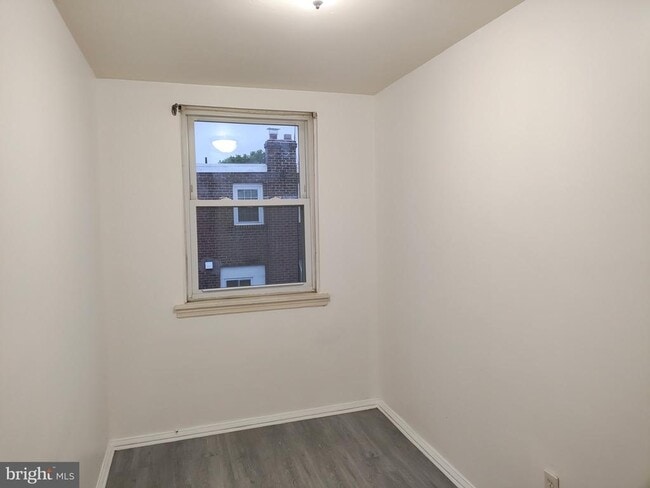 Building Photo - 633 E Carver St
