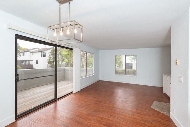 Building Photo - 2 bed, 2 bath Townhome – LA JOLLA/UTC