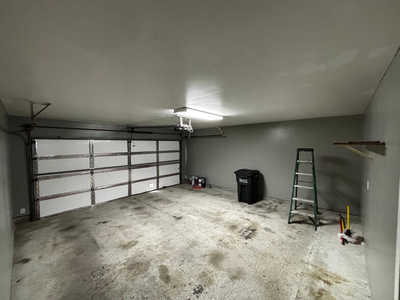 Building Photo - 4623 Village Park Dr
